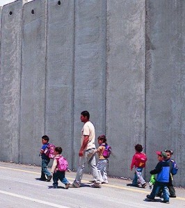 Palestinske barn ved israelsk mur. Fremtidens terrorister?