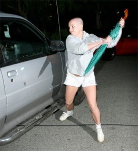 Britney reagerer sunt og naturlig på plagsom paparazzifotograf.